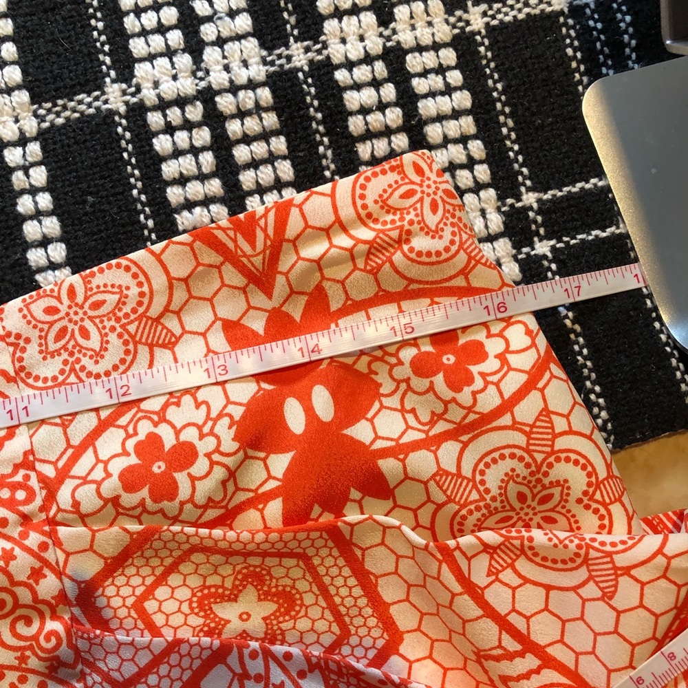 Pleated Side Deep Pocket Design - Picture 11 of 12